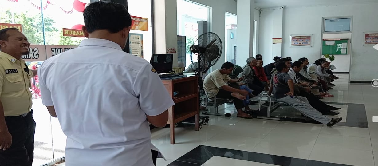 Gangguan Sistem, Ratusan Warga Kota Tegal Terancam Gagal Bayar Pajak Motor  