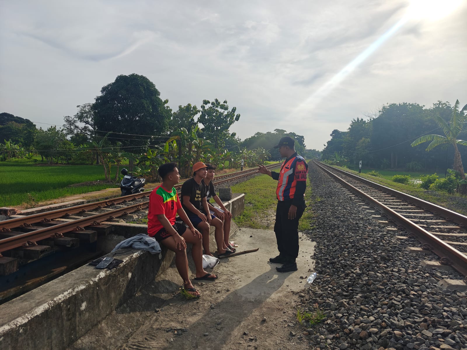 Membahayakan, Warga Dilarang Ngabuburit di Atas Jalur Rel Kereta Api