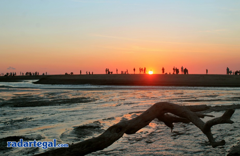 8 Pantai Murah Pantura yang Bisa Jadi Alternatif Pantai Selatan Harga Merakyat