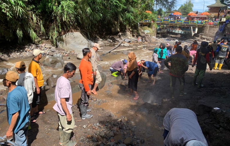 Penuh Lumpur, Pembersihan Pancuran 13 dan 5 Guci Tegal Butuh Waktu Sepekan 