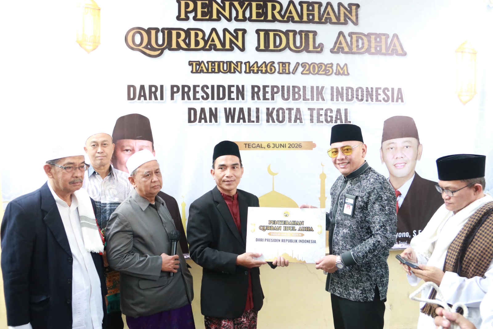 Iduladha, Wali Kota Dedy Yon Serahkan Hewan Kurban di Masjid Agung Tegal