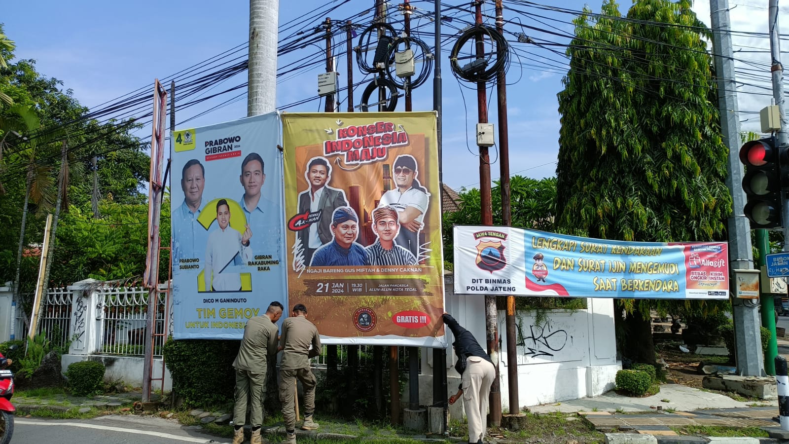 Masuk Masa Tenang Pemilu 2024, Bawaslu dan Petugas Gabungan Beredel APK di Tegal 
