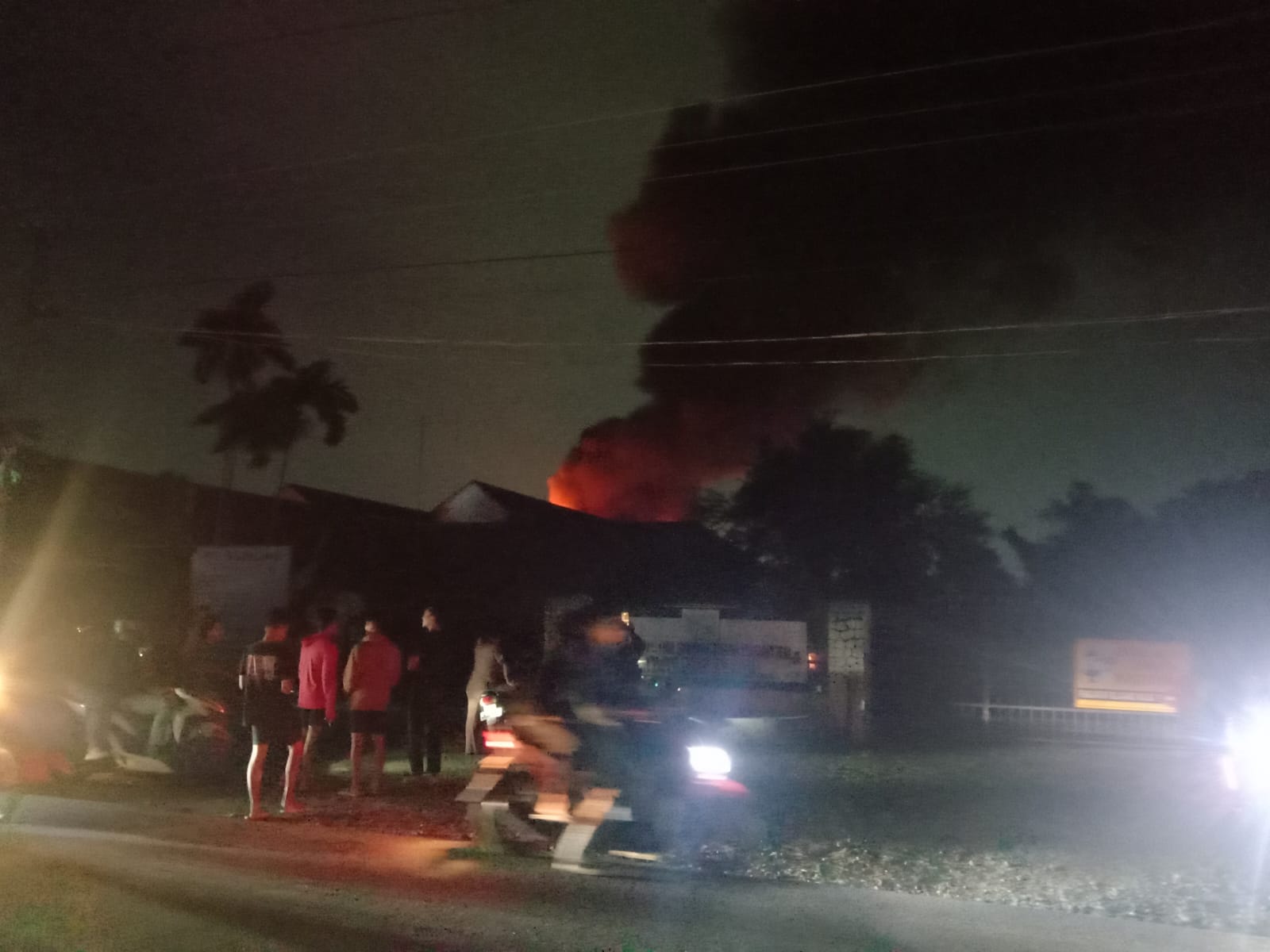 BREAKING NEWS! Eks Pabrik Tekstil di Tegal Terbakar Hebat