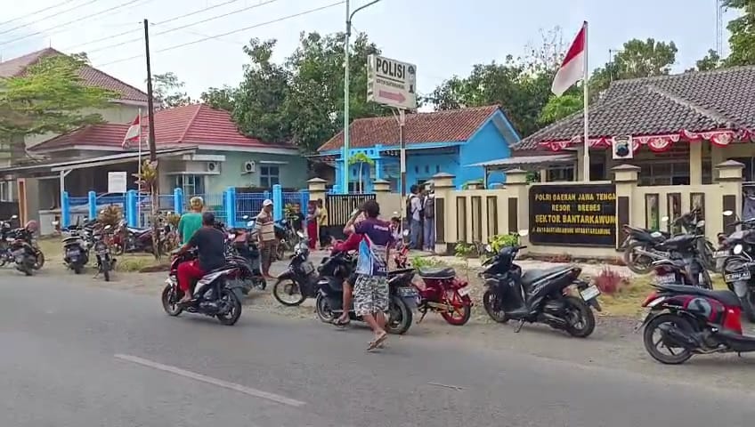 Diduga Jual Obat-obatan Terlarang, 'Warung Aceh' di Bantarkawung Brebes Digrebek Warga