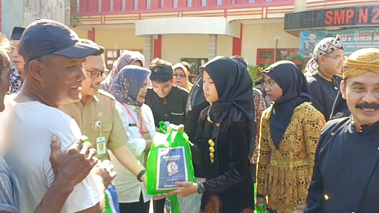 Peringati Hari Kartini, Sekda Brebes Ikut Bagikan 300 Paket Sembako ke Warga Kurang Mampu