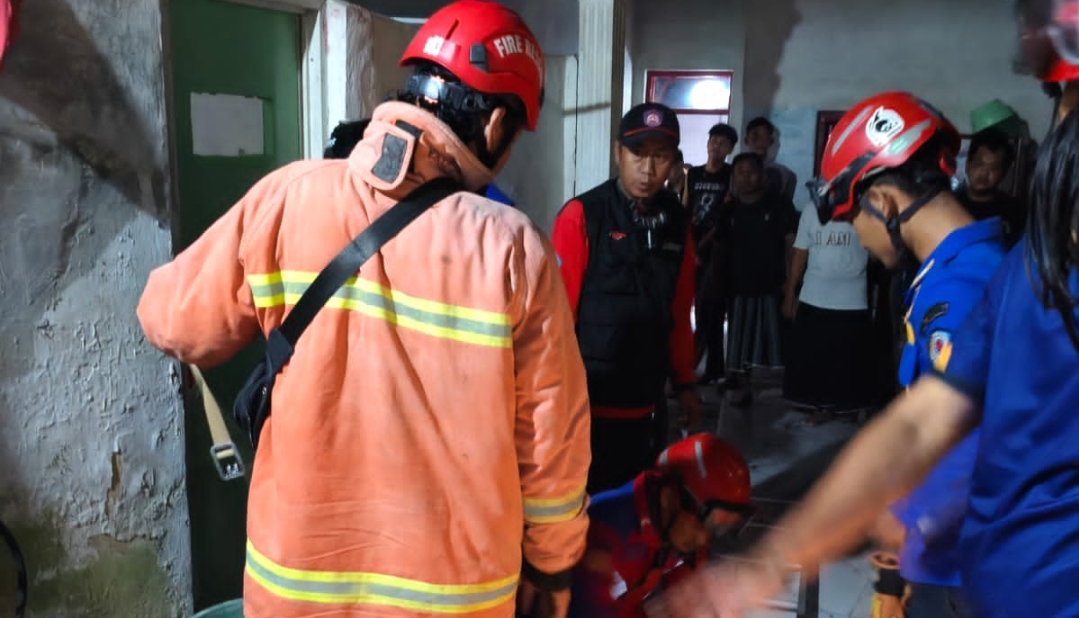 Damkar Lakukan Evakuasi Pria di Brebes yang Terjebur Sumur