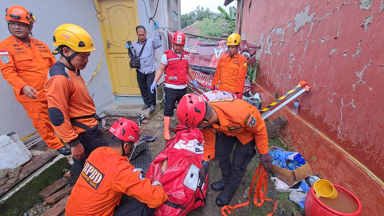 Relawan BPBD Evakuasi Korban Meninggal di dalam Sumur 