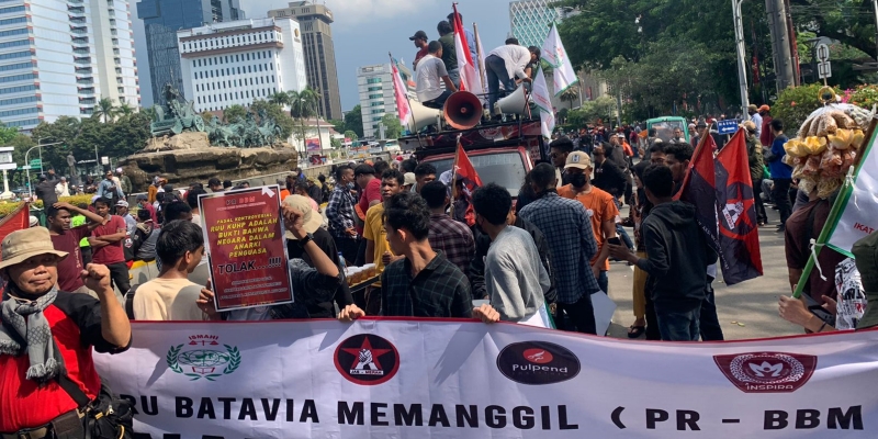 Demo di Patung Kuda Ricuh, Mobil Komando PR BBM Dilempari Sekelompok Orang GNPR