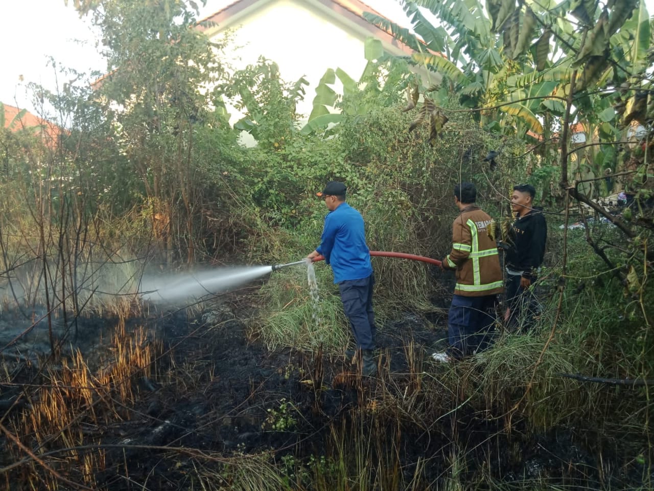 Lahan di Kampung Warteg Terbakar, Warga Sempat Panik Karena Api Mendekat ke Pemukiman