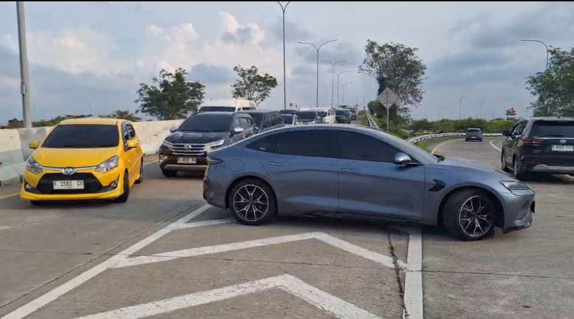 Arus Balik Mulai Ramai, One Way Muli dari Tol Brebes Barat-Cikatama Diberlakukan