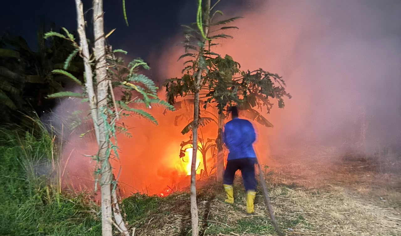 Kebakaran Dini Hari, Rumah Warga di Demangaran Tegal Nyaris Terbakar!