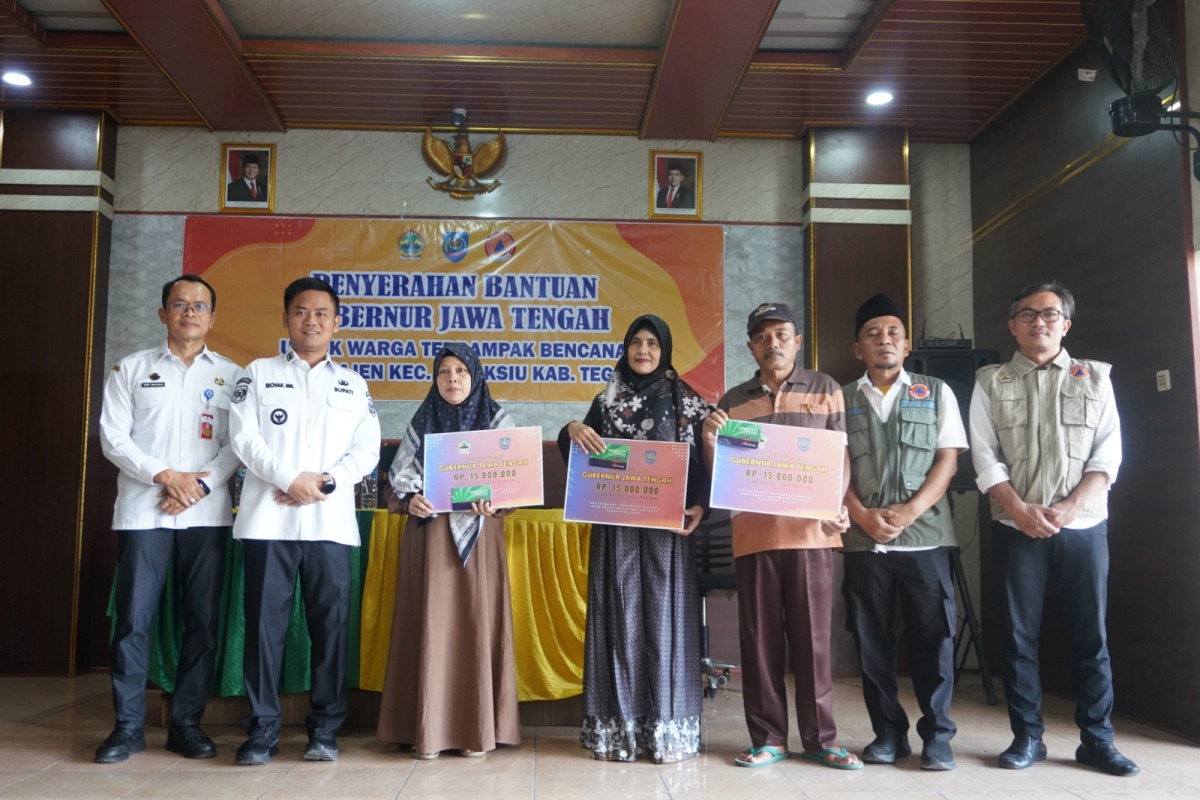 Rumah Rusak Berat, Korban Tanah Bergerak Kajen Tegal Terima Bantuan Stimulan Rp15 Juta