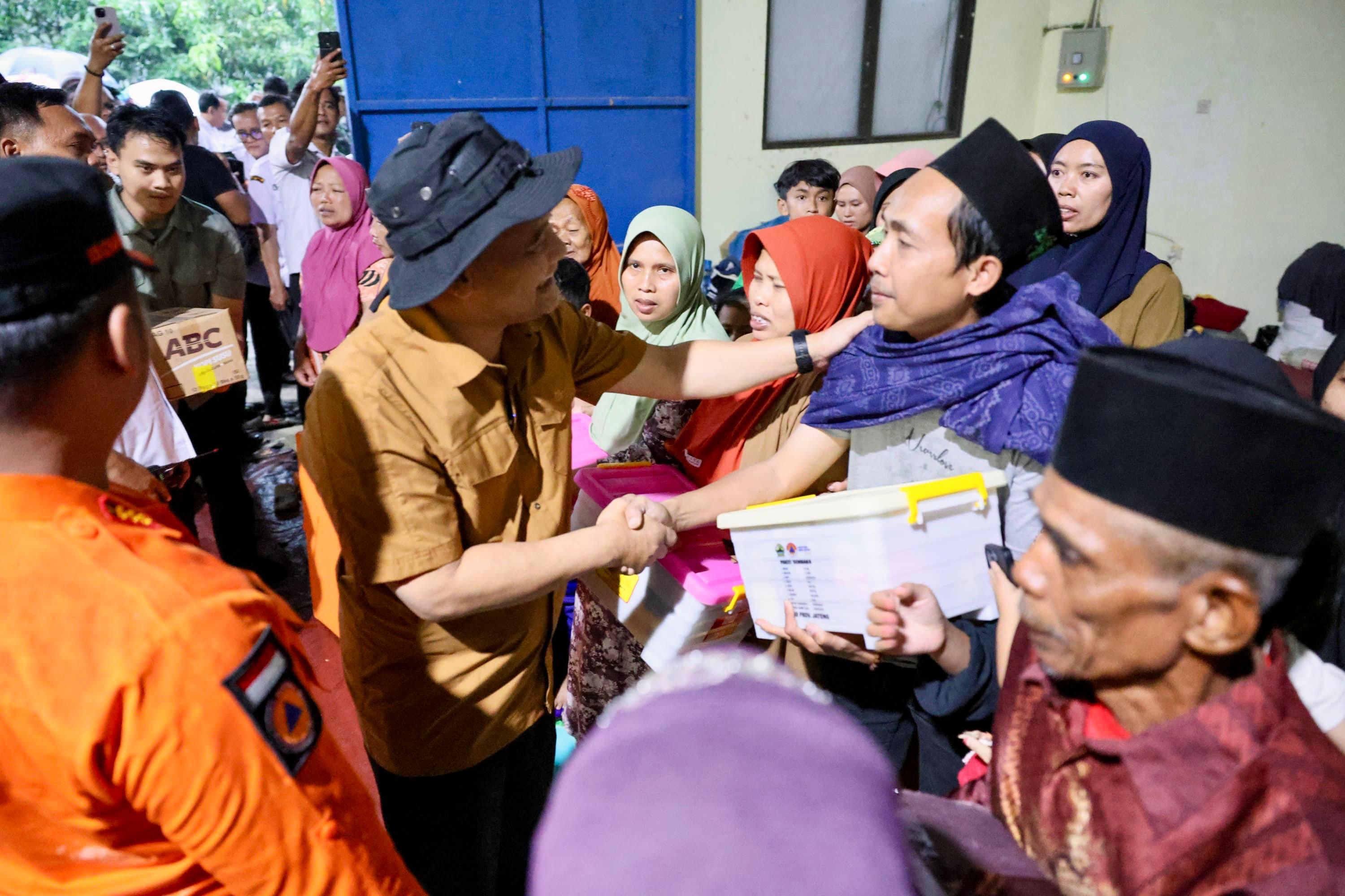 Gubernur Jateng Temui Pengungsi Tanah Bergerak di Tegal, Segera Siapkan Huntara