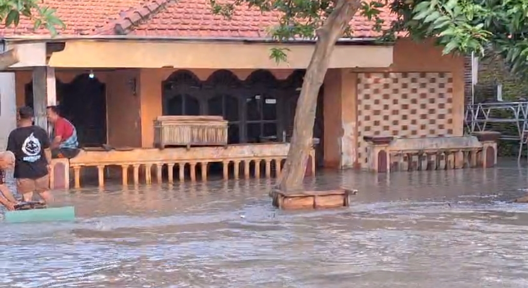 Hari Kedua Banjir di Brebes, Meluap ke 3 Kelurahan dengan Ketinggian Sepaha Orang Dewasa