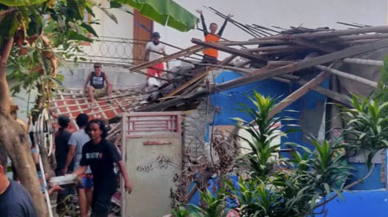 Disapu Angin Kencang, Rumah Warga di Ketanggungan, Brebes Ambruk