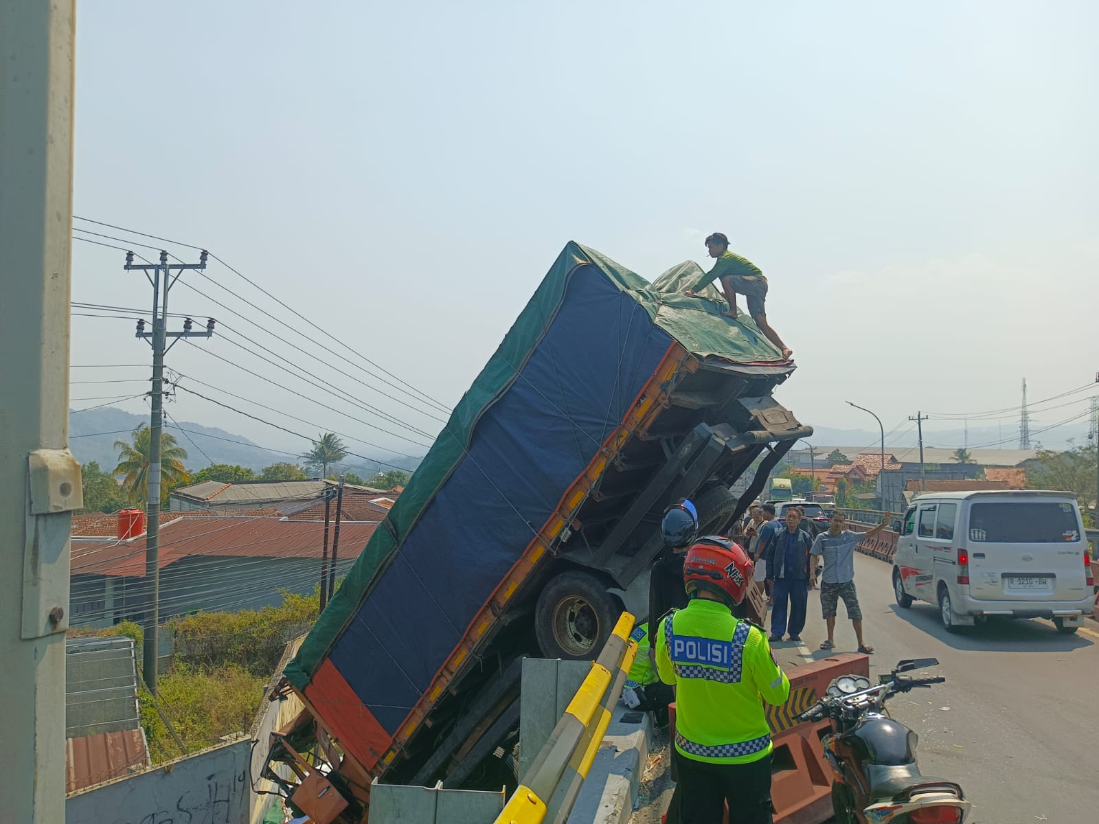 Dua Truk Terjun Bebas, Insiden Kecelakaan Maut Flyover Kretek Brebes Bikin Geger