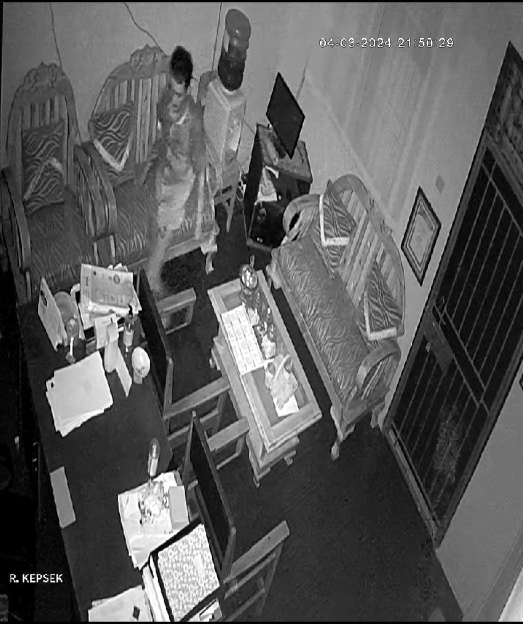 Aksi Pencurian di Sebuah SMK di Tegal Terekam CCTV, Pelaku Gasak Laptop, HP dan Uang Rp8.000