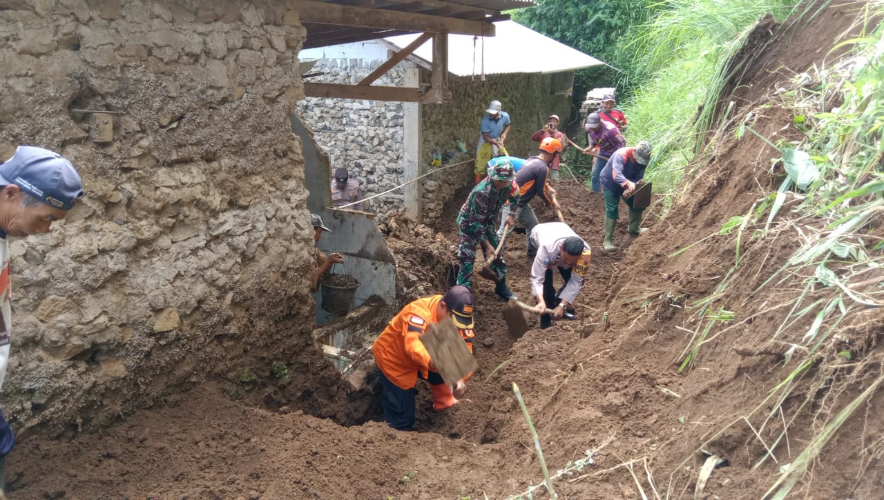 Hujan Deras, Rumah Warga di Kabupaten Tegal Tertimbun Tebing Longsor