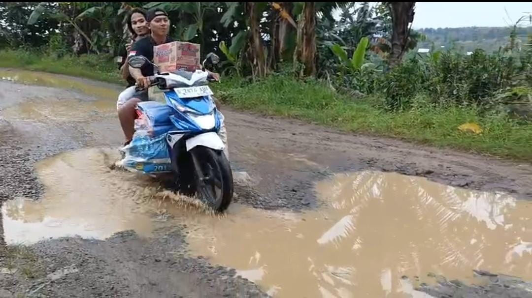 Desa Wotgalih Tegal Nyaris Terisolir Karena Jalan Rusak Parah, Anggota DPRD Maadah: Ini Prioritas 