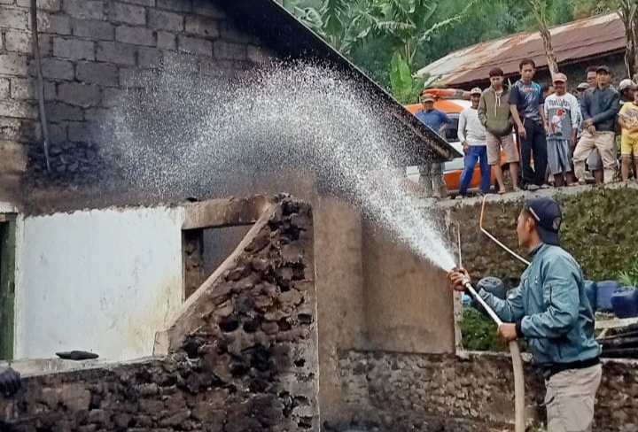 Ketiduran Saat Merebus Air, Rumah Warga Dusun Batur Pemalang Terbakar, Kerugian Ditaksir Rp100 Juta