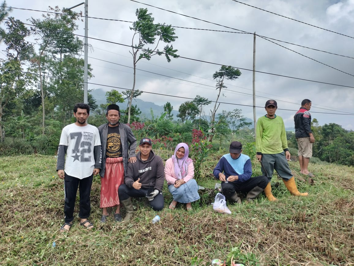 Sambut Ramadhan, Masyarakat Desa Belik Pemalang Kerja Bakti Bersihkan Makam 
