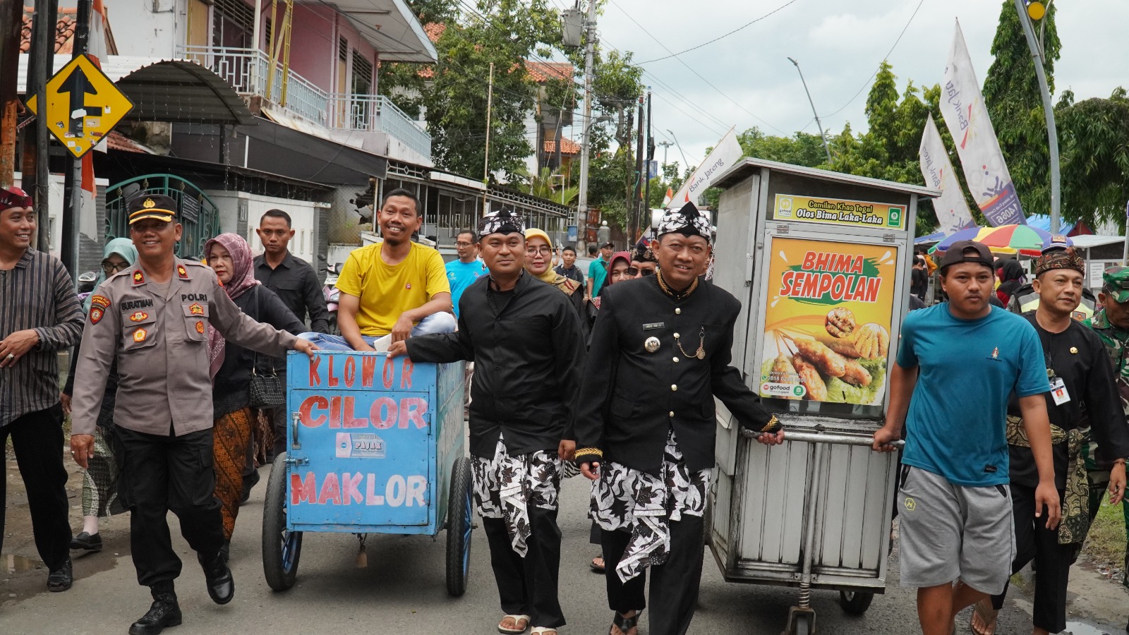 Dikirab, 110 PKL di Tegal Resmi Diboyong ke Jalan Melati