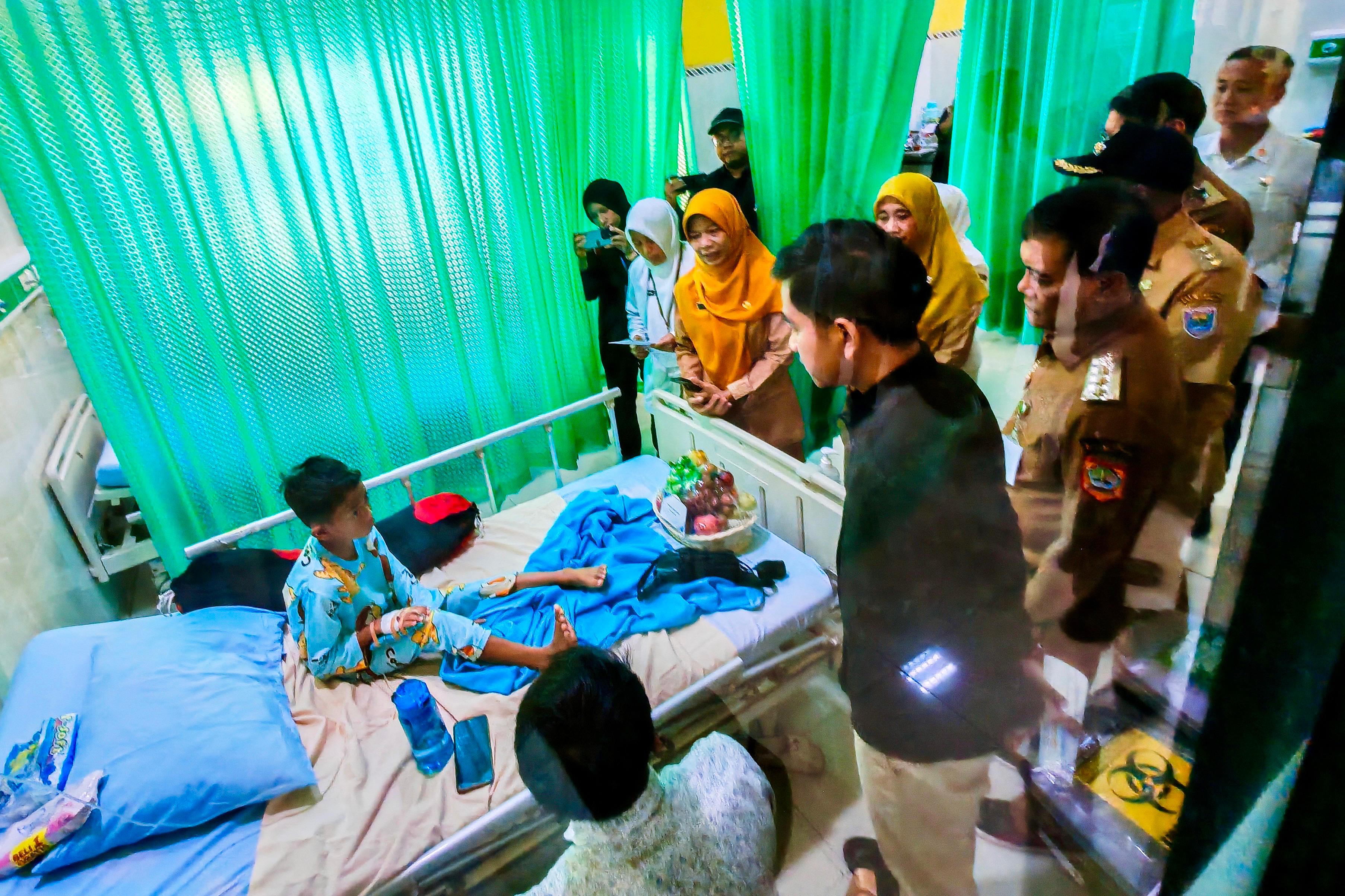 Turun Gunung! Gibran dan Ahmad Luthfi Jenguk 700 Korban Keracunan MBG di Batang