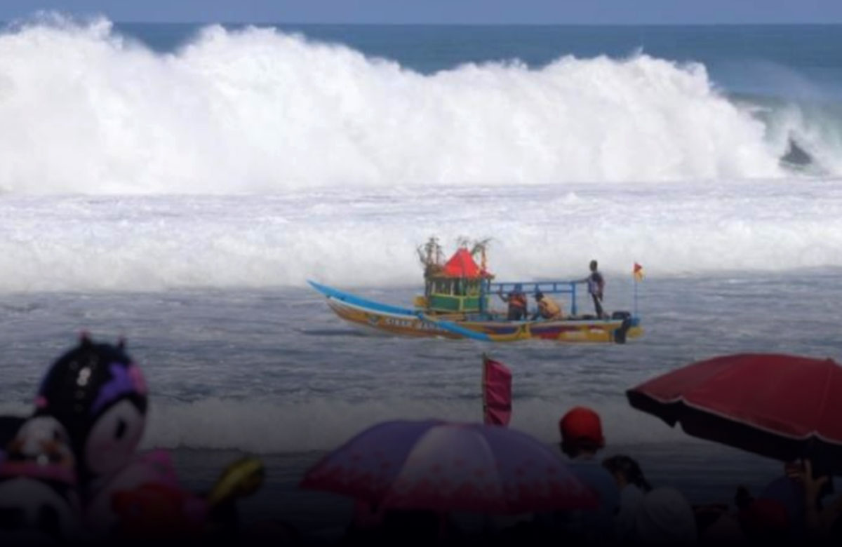 3 Perahu Nelayan Terbalik saat Larung Sesaji Sedekah Laut di Pantai Genjik Purworejo
