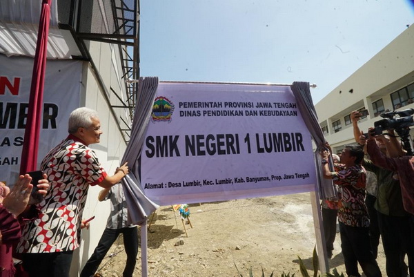 Buka Akses Pendidikan hingga Pelosok, Ganjar Resmikan SMK di Area Hutan Lumbir Banyumas 