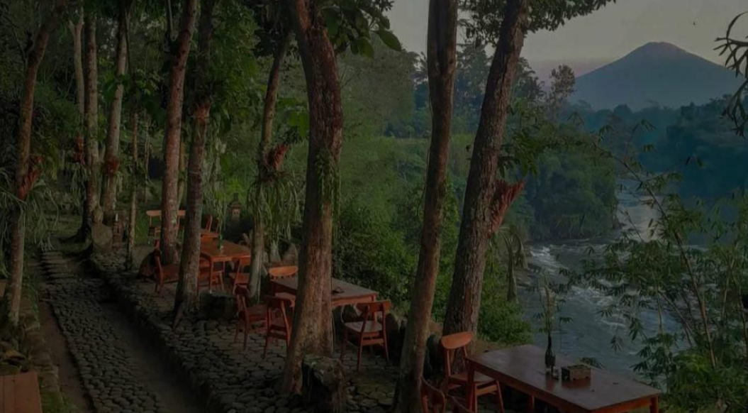 Rekomendasi Cafe Tepi Sungai di Magelang dekat Borobudur, Ada Live Musicnya Loh!
