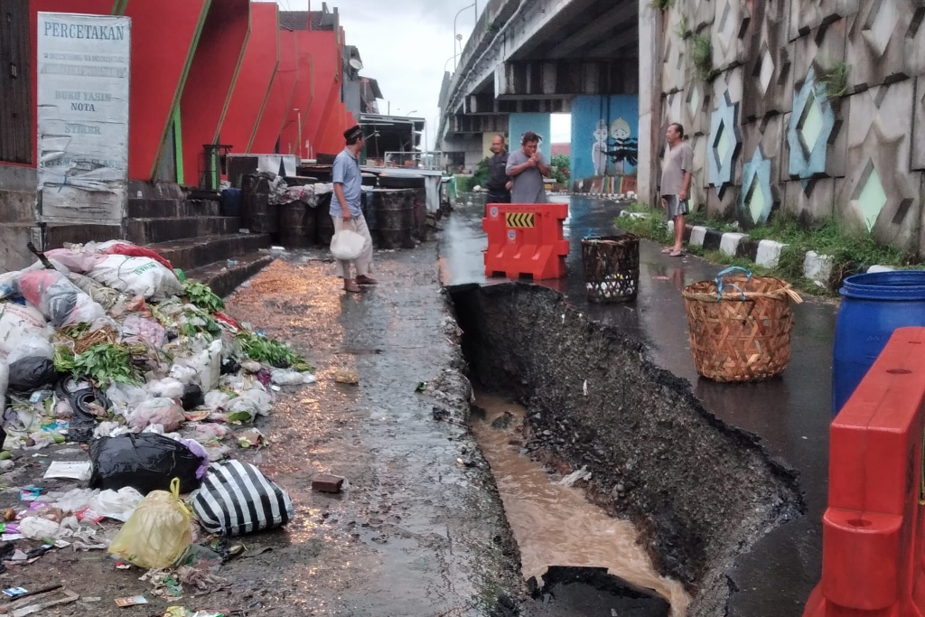 Talud Pengaman Jalan Nasional Sepanjang 10 Meter Ambrol Diterjang Banjir Sungai Grengseng Brebes