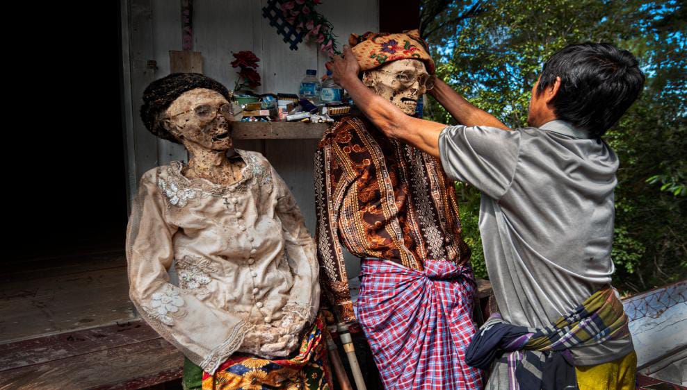 Mengenang Leluhur, Tradisi Kematian Suku Toraja Ini Pakaikan Baju Baru untuk Mayat
