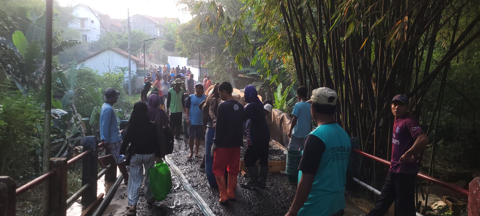 Dana Desa Diefisiensi, Warga Jembayat Kabupaten Tegal Patungan Perbaiki Jalan