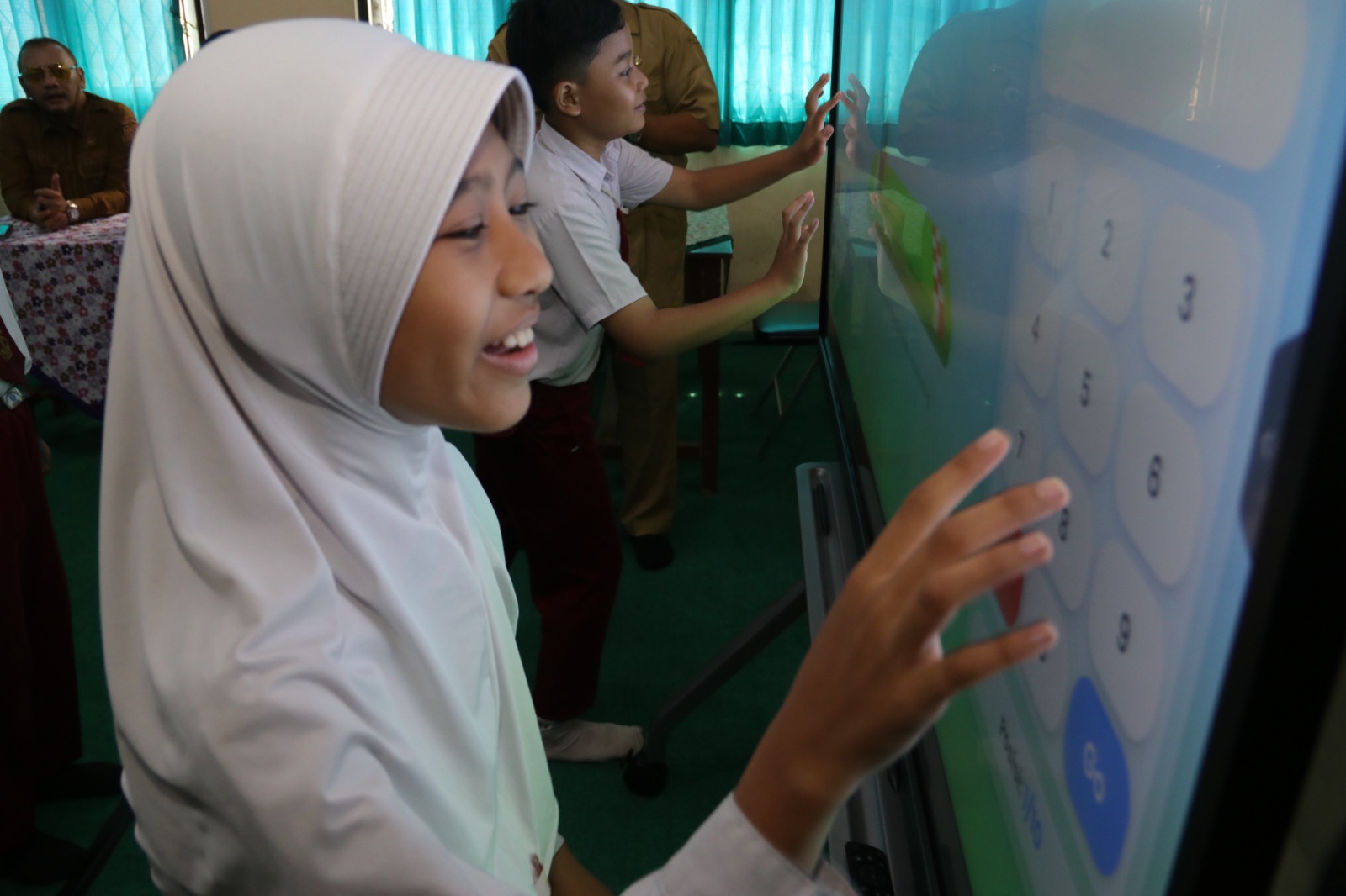 203 Satuan Pendidikan di Kota Tegal Terima Bantuan Perangkat Pembelajaran Digital