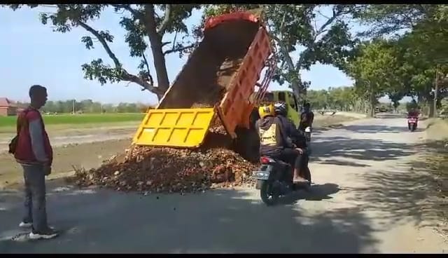 Mirip Aksi 2 Sultan, Pemuda Songgom Brebes Patungan untuk Memperbaiki Jalan Rusak  