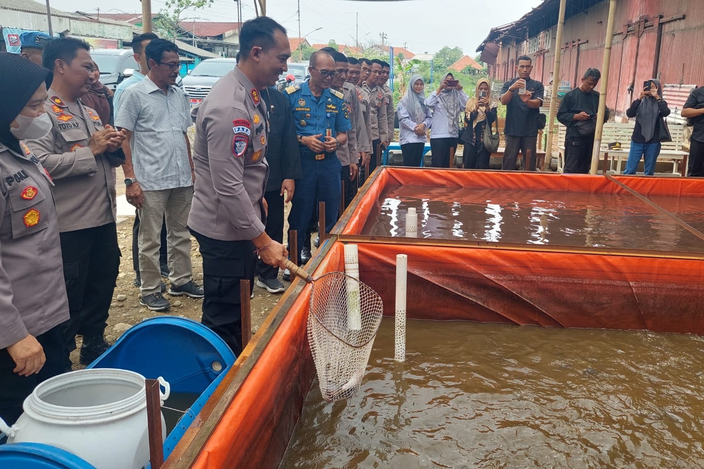 Dukung Program Ketahanan Pangan, Polisi di Tegal Panen Lele