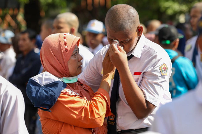 Hujan Air Mata Warnai Serah Terima Siswa Baru SMKN Jateng di Semarang