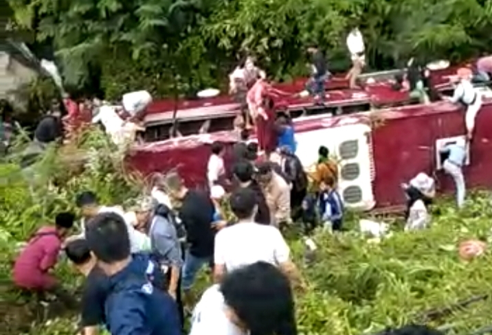 BREAKING NEWS! Bus Pariwisata Masuk Jurang di Kawasan Guci Tegal