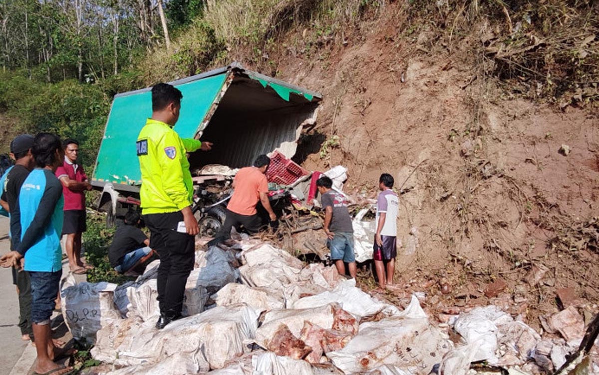 Kecelakaan Truk Boks di Tersono Batang: Sopir Meninggal Usai Hantam Tebing