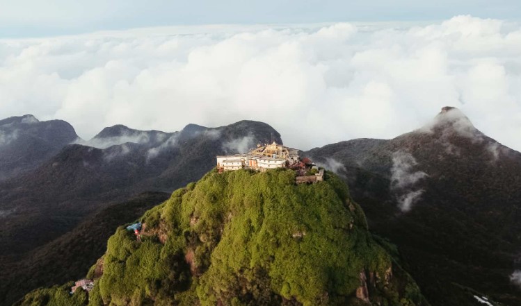 Adam Peak, Jejak Perjalanan Turunnya Nabi Adam dari Surga