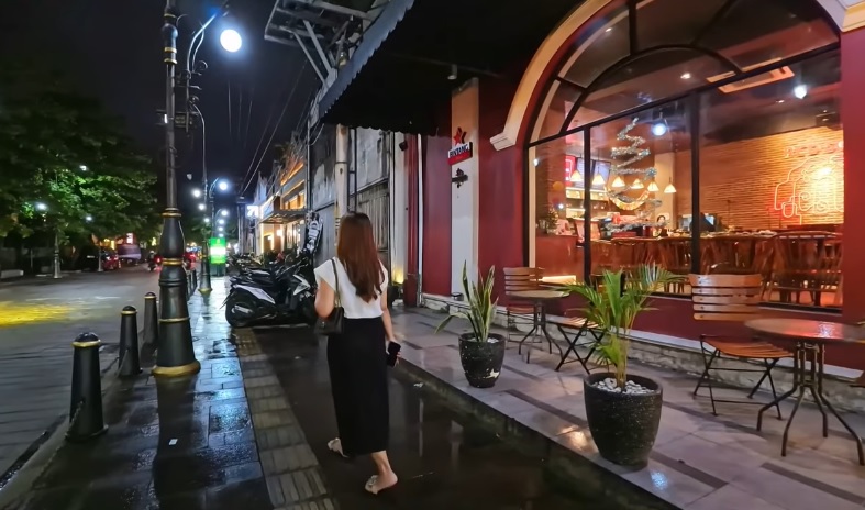 4 Spot Jajanan Enak di Kota Lama Semarang dan Suasana Unik