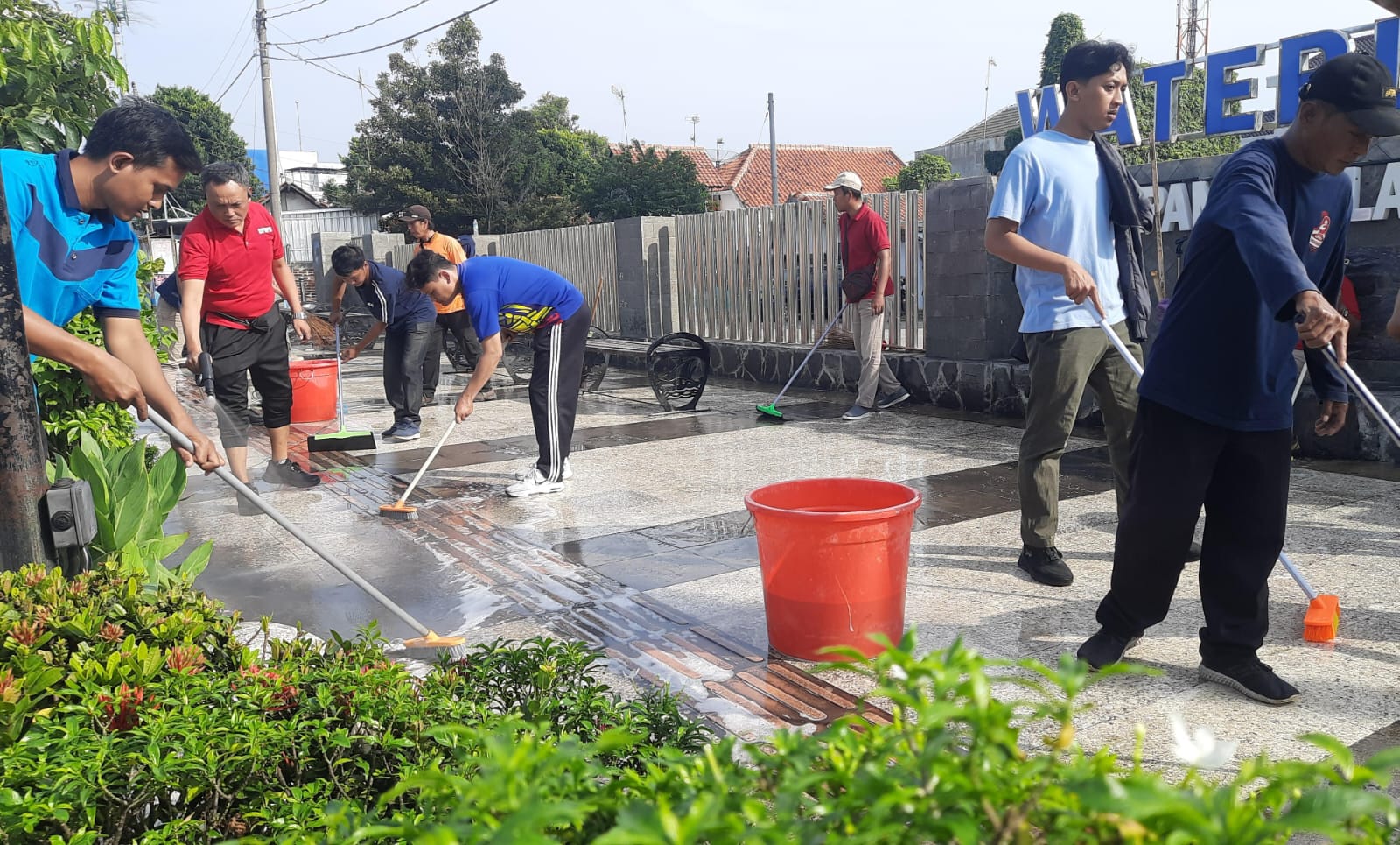 ASN di Tegal Remojong Bebersih, Bikin Glowing Trotoar Jalanan