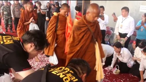 Bermalam di Vihara Adi Dharma Semarang, Umat Buddha lakukan Tradisi Cuci Kaki untuk 32 Biksu Thudong 