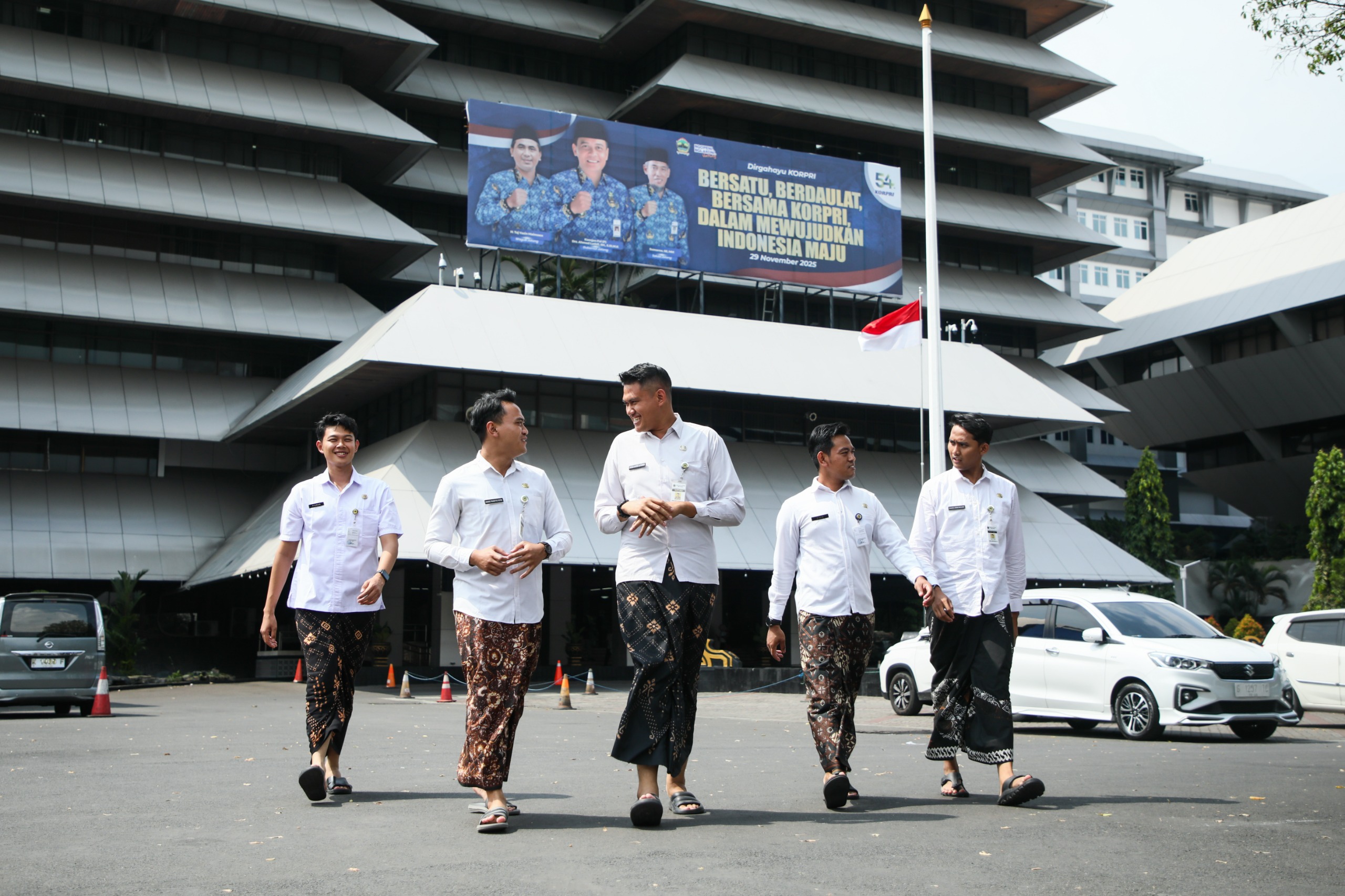 Dongkrak UMKM, Kebijakan Sarung Batik di Pemprov Jateng Menuai Pujian 