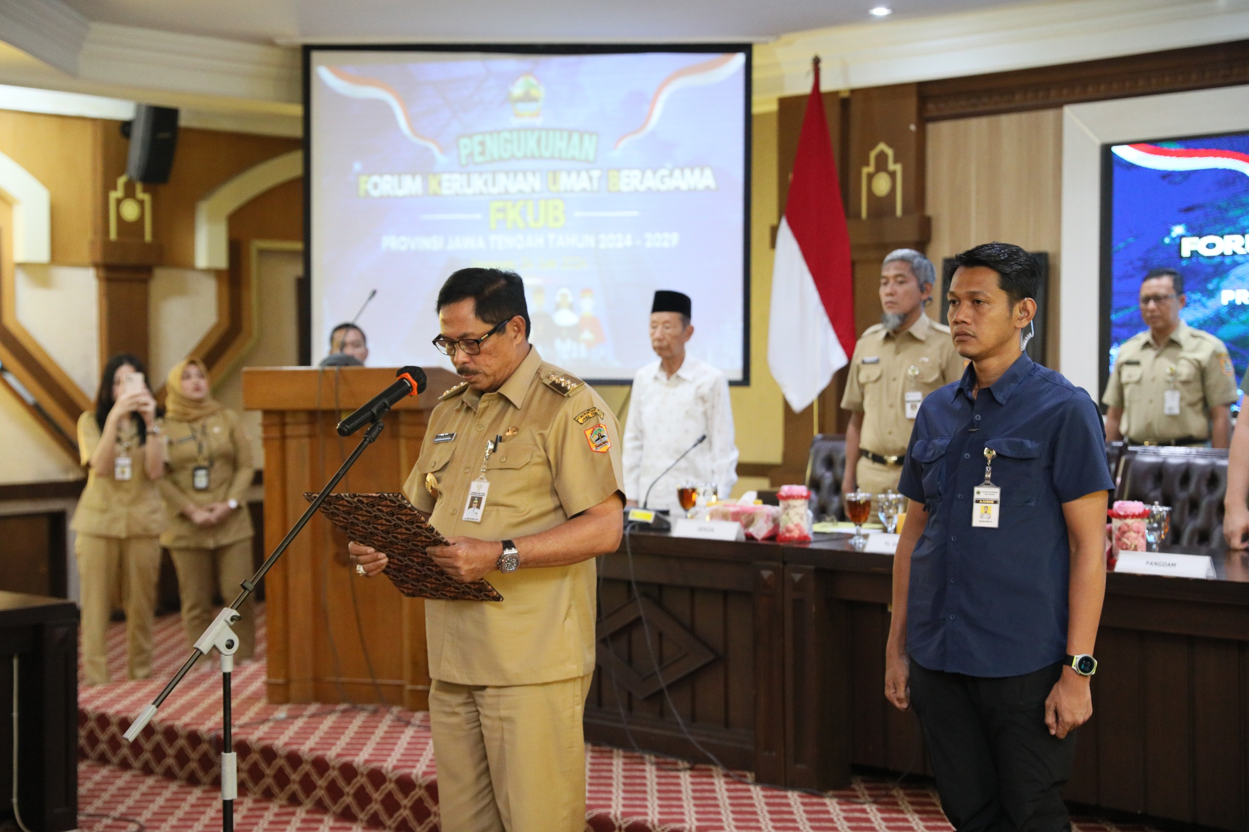 Pj Gubernur Jateng Kukuhkan 21 Pengurus FKUB: Kita Harapkan Ada Peningkatan 