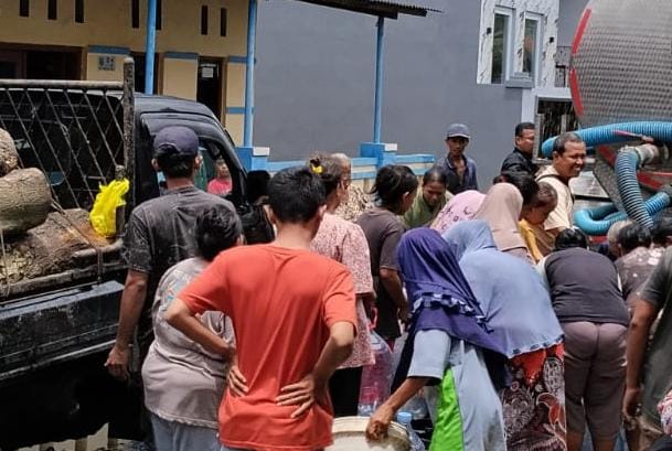 Anggota DPRD Kota Tegal Bersama Dinas PUPR Salurkan Bantuan Air Bersih