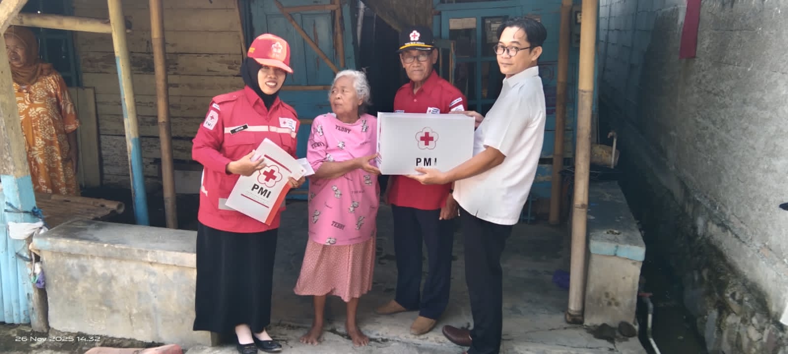 Dua Rumah di Kabupaten Tegal Roboh Pasca Hujan Deras, PMI Salurkan Uang Tunai dan Sembako  