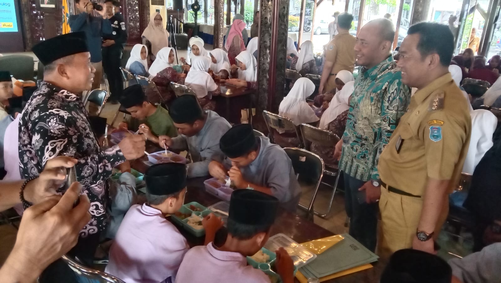 Hari Pers Nasional, 100 Anak Panti Asuhan Ikuti Makan Bergizi Gratis di Tegal