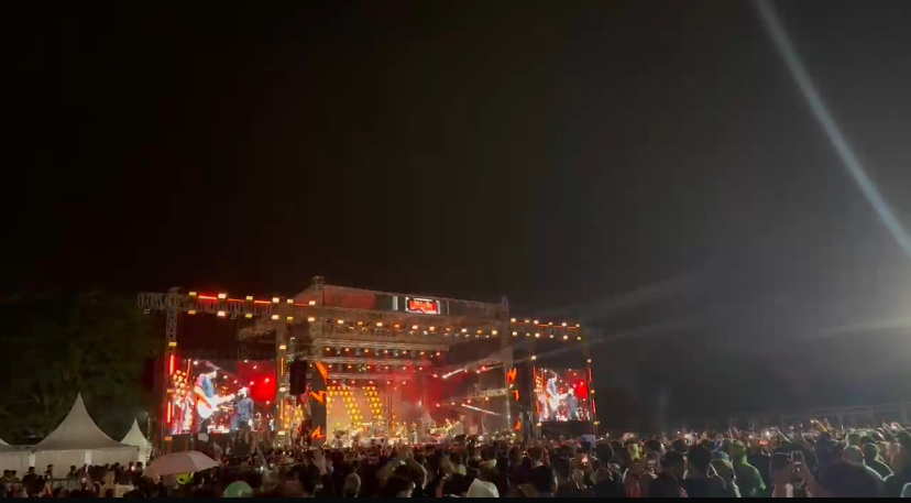 Dramatis! Konser Dewa 19 di Brebes Berlangsung di Tengah Gerimis 