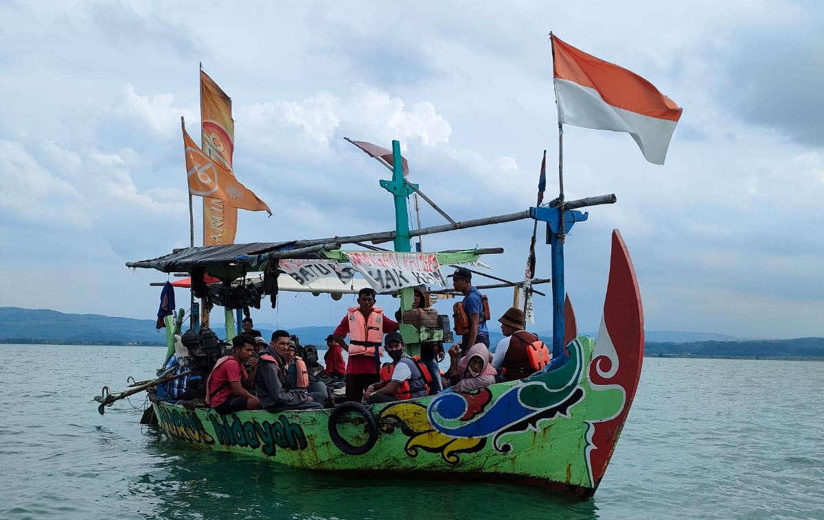 Tagih Janji Pemberdayaan, Warga Demo di Dermaga PLTU Batang